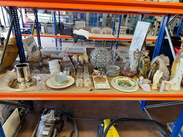 Ca. 90 stuks brocante curiosa w.o.: kommetjes, sierstukken, religieuze beeldjes,... - afbeelding 1 van  10