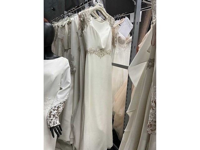 Cabotine bruidsjurken (32x) - afbeelding 9 van  65