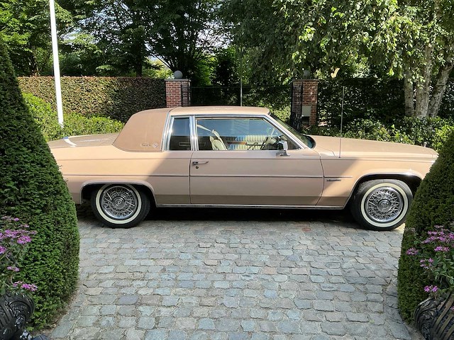 Cadillac coupe de ville oldtimer - afbeelding 23 van  26