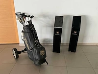 Cadillac golftas met trolley (decoratief) + 2 cadillac reclamezuilen
