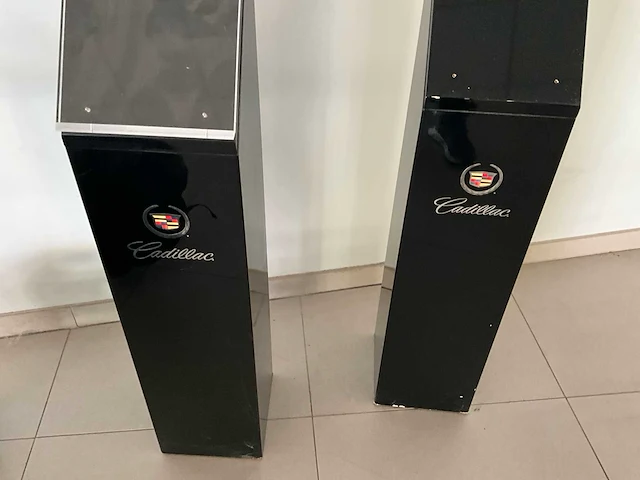 Cadillac golftas met trolley (decoratief) + 2 cadillac reclamezuilen - afbeelding 2 van  4