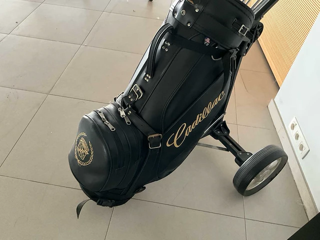 Cadillac golftas met trolley (decoratief) + 2 cadillac reclamezuilen - afbeelding 3 van  4