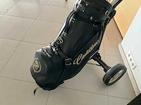 Cadillac golftas met trolley (decoratief) + 2 cadillac reclamezuilen - afbeelding 3 van  4