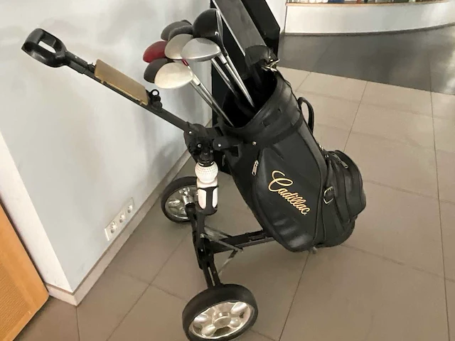 Cadillac golftas met trolley (decoratief) + 2 cadillac reclamezuilen - afbeelding 4 van  4