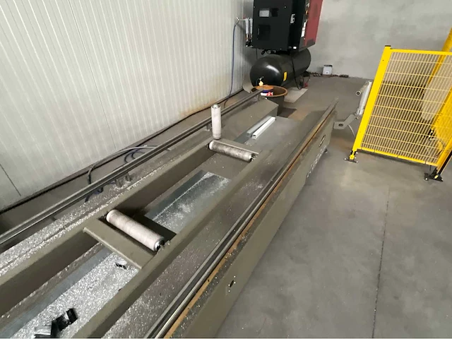 Calvet industriële cnc gestuurde zaagmachine-installatie - afbeelding 2 van  38