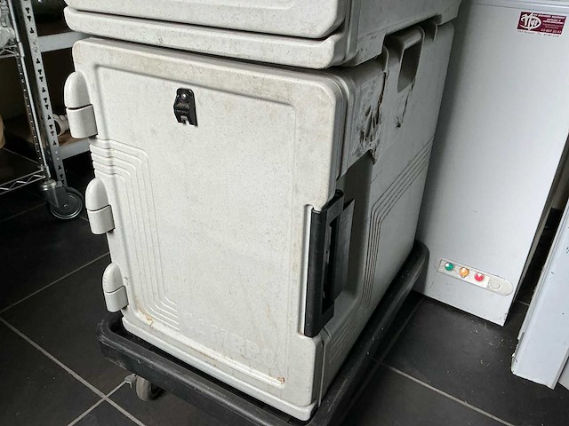 Cambro warmhoud koffer met rijdend onderstel. (2x) - afbeelding 2 van  7