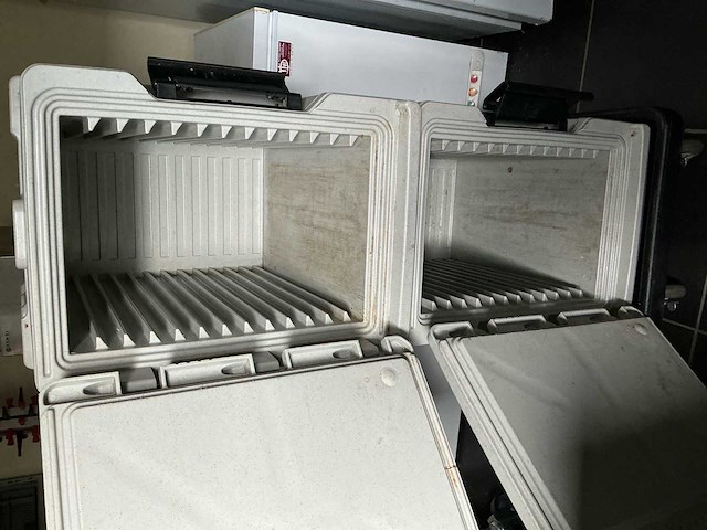Cambro warmhoud koffer met rijdend onderstel. (2x) - afbeelding 4 van  7