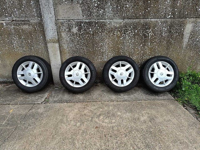 Car tyre renault - afbeelding 1 van  3