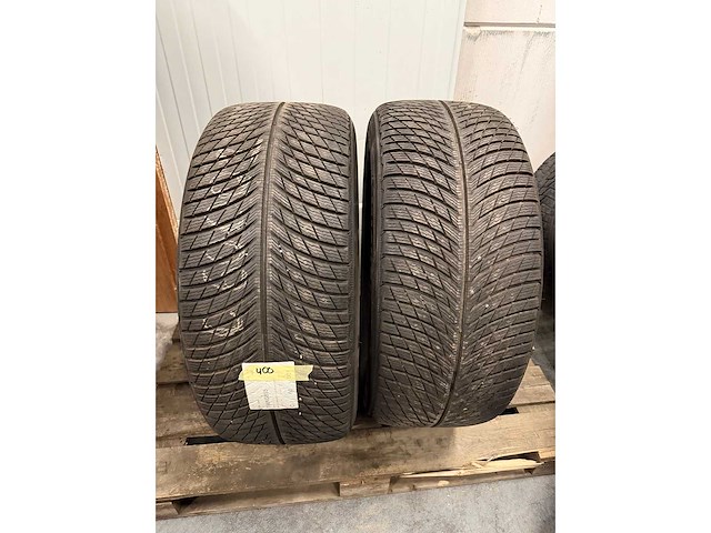 Car tyre - afbeelding 1 van  3
