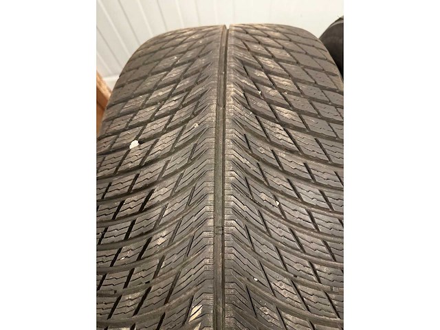 Car tyre - afbeelding 2 van  3