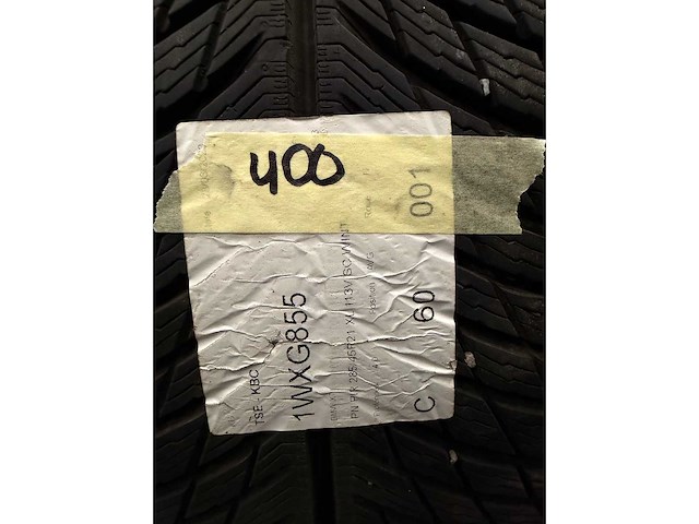 Car tyre - afbeelding 3 van  3