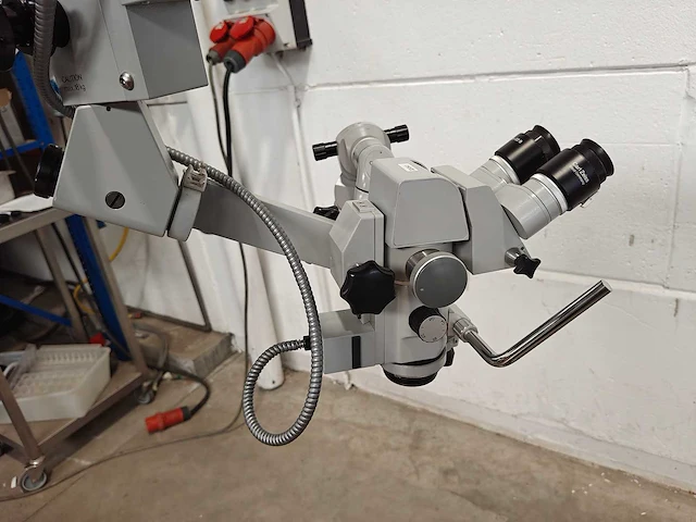 Carll zeiss microscope opmi 1-fc on universal s2 floorstand - afbeelding 12 van  18