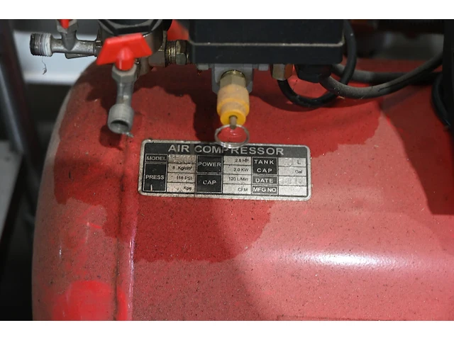 Carpoint compressor op wielen - afbeelding 2 van  3