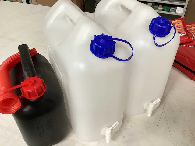 Carpoint diverse jerrycans 5 en 15 liter (3x) - afbeelding 1 van  4