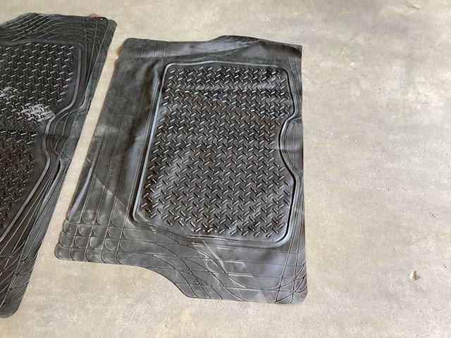 Carpoint mix kavel rubber kofferbakmat, diverse maten (5x) - afbeelding 2 van  3