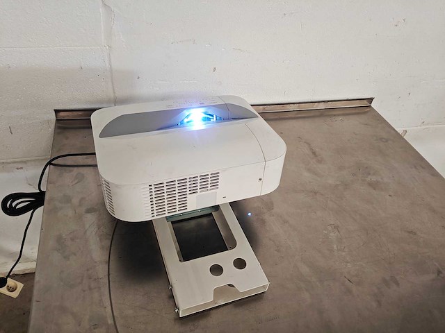 Casio - xj-ut311wn - ultra short throw laser beamer - 4213 uren projectors & projection - afbeelding 1 van  8