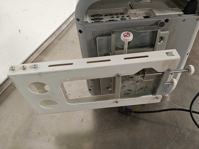 Casio - xj-ut311wn - ultra short throw laser beamer - 4213 uren projectors & projection - afbeelding 7 van  8