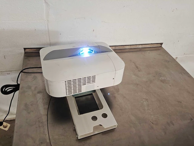 Casio - xj-ut311wn - ultra short throw laser beamer - 4213 uren projectors & projection - afbeelding 1 van  8