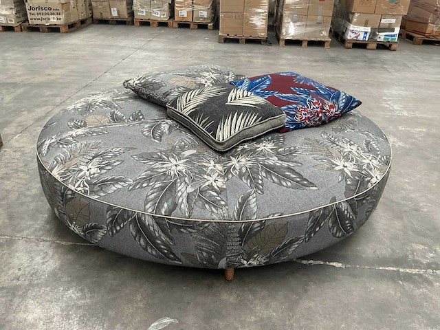 Cassina grote stoffen designpoef - afbeelding 1 van  4
