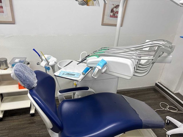 Castalini tandarts apparatuur tandartsstoel - afbeelding 1 van  4