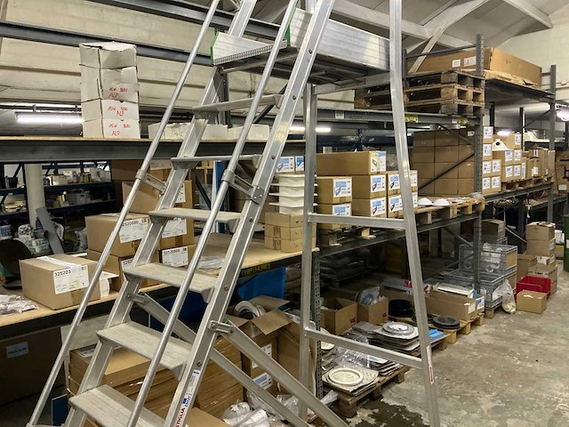 Castiglia mobiele aluminium platformladder. - afbeelding 3 van  6