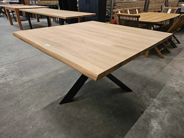 Castle-line eik interieurtafel met massief blad 140 x 140cm dikte 4cm - afbeelding 1 van  4