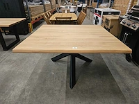 Castle-line eik interieurtafel met massief blad 140 x 140cm dikte 4cm - afbeelding 2 van  4