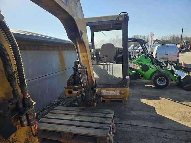 Caterpilar 302.5c mini graafmachine - afbeelding 7 van  12
