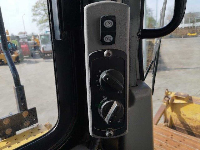 Caterpillar - 2015 - d6t lgp - bulldozer - afbeelding 40 van  67
