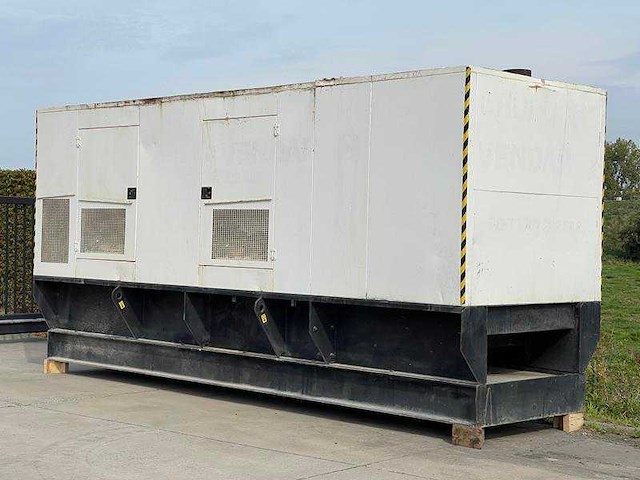 Caterpillar - c 18 - 700 - stroomgenerator - afbeelding 1 van  11