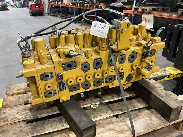 Caterpillar 320 hydraulisch ventiel - afbeelding 1 van  6