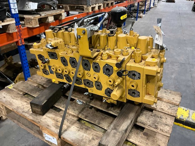 Caterpillar 320 hydraulisch ventiel - afbeelding 2 van  6