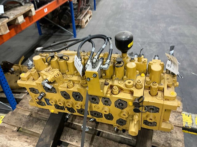 Caterpillar 320 hydraulisch ventiel - afbeelding 3 van  6