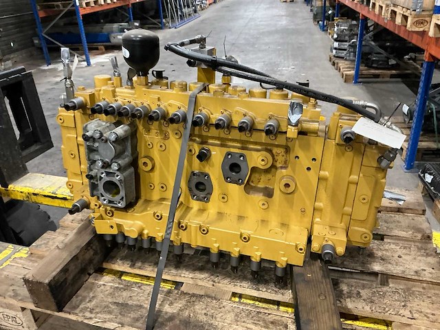 Caterpillar 320 hydraulisch ventiel - afbeelding 4 van  6