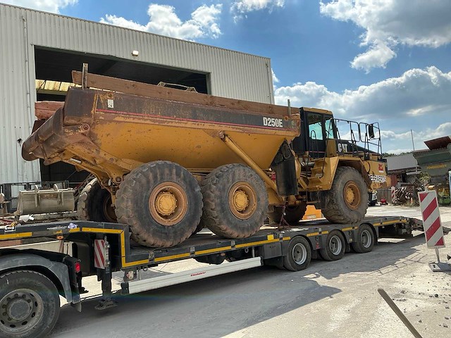 Caterpillar d250e dumper - afbeelding 6 van  11