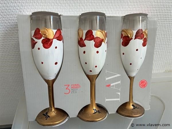 Opruiming div. nieuwe goederen: wo. kunstgras, camping toilet, cava glazen, grondboor enz.