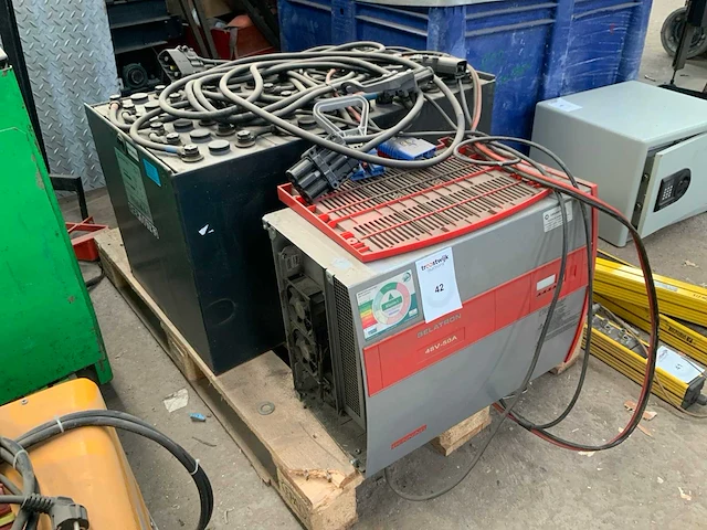 Celectric 24/4 pzv 320 batterij met acculader - afbeelding 1 van  5