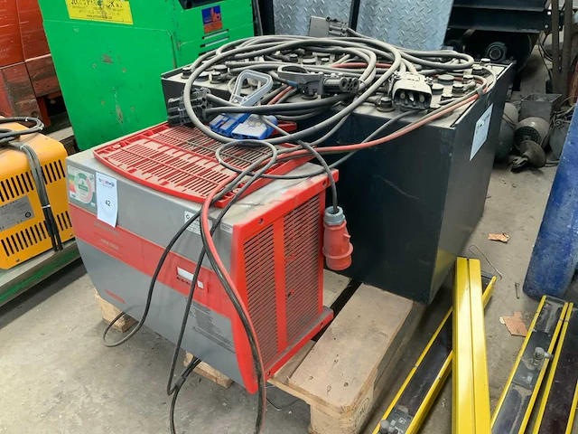 Celectric 24/4 pzv 320 batterij met acculader - afbeelding 4 van  5