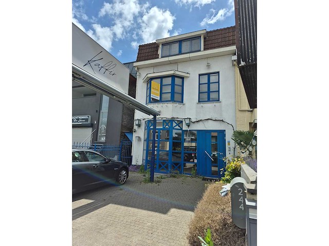 Centraal gelegen handelszaak met duplex appartement wegens faillissement - afbeelding 1 van  8