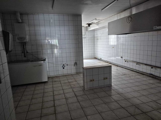 Centraal gelegen handelszaak met duplex appartement wegens faillissement - afbeelding 4 van  8
