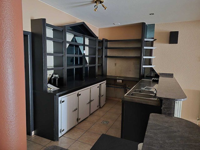 Centraal gelegen handelszaak met duplex appartement wegens faillissement - afbeelding 3 van  8