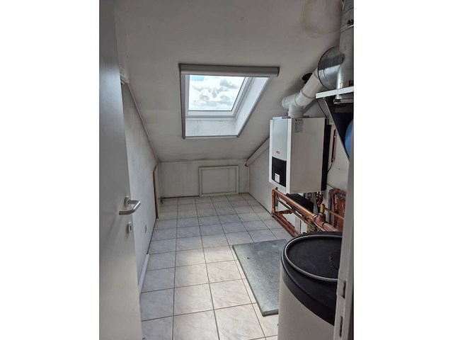Centraal gelegen handelszaak met duplex appartement wegens faillissement - afbeelding 8 van  8