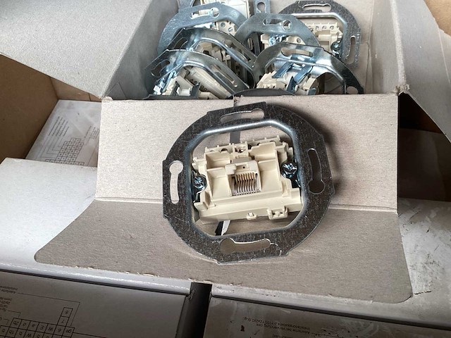 Centraalplaat voor isdn 1 x 8 polig verpakking 10 stuks (14x) - afbeelding 1 van  4