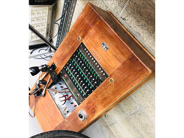 Centrale de téléphone en bois type 147 paris - decorative object - afbeelding 1 van  5