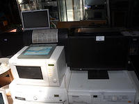 Centrale eenheid, monitor iilyama e2483hsu, microgolfoven sharp, personenweegschaal, elektrische verwarming