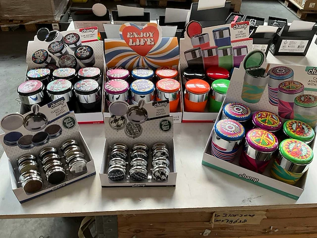 Champ diverse asbakken in display - afbeelding 1 van  7