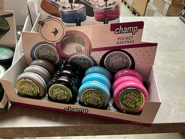 Champ diverse asbakken in display - afbeelding 2 van  8