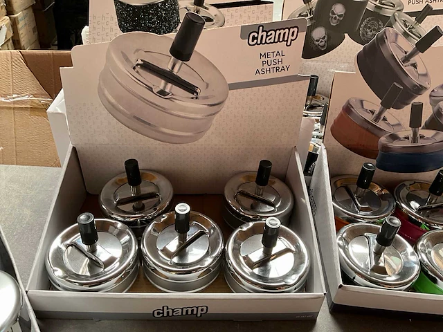 Champ diverse asbakken in display - afbeelding 6 van  8