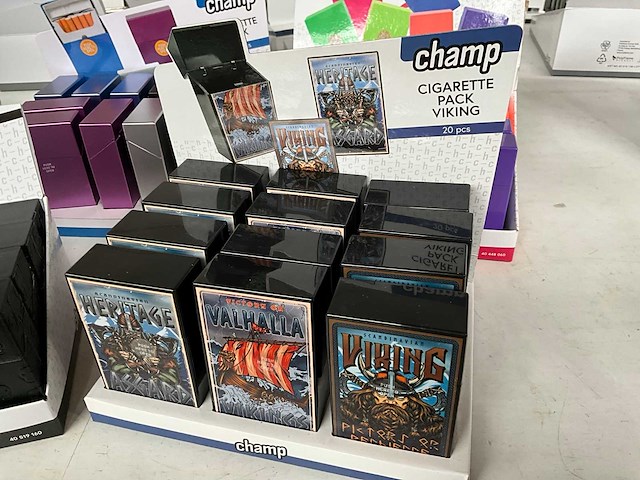 Champ diverse sigaretten cases in display - afbeelding 2 van  6