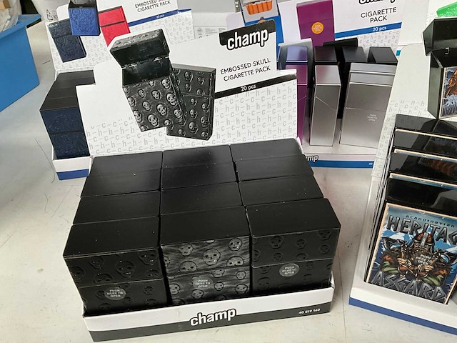 Champ diverse sigaretten cases in display - afbeelding 3 van  6